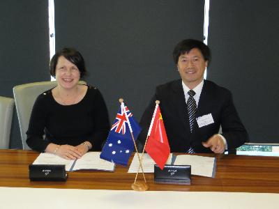 IHBI所长Patsy Yates女士与国产直播
院长刘昌胜在协议签署现场