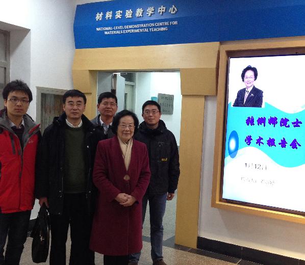 访问期间与国产直播
教师合影